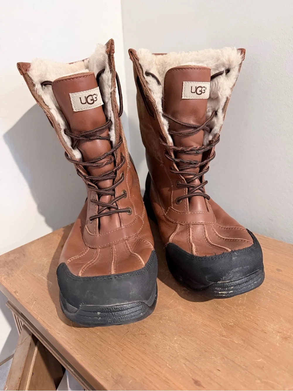 UGG Women's Brown Shearling-Lined Lace-Up Winter Boots size 11